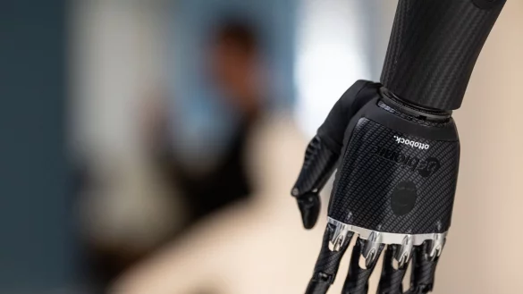 Handprothese im Showroom von Ottobock in Duderstadt. Der Orthop&auml;dietechnikhersteller geht an die B&ouml;rse. - &copy; Swen Pf&ouml;rtner/dpa
