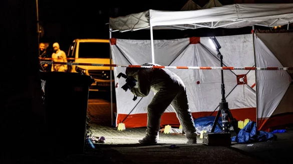 Nach dem tödlichen Angriff auf eine Frau untersucht die Spurensicherung den Tatort. - © Michael Weber/WTVnews/dpa