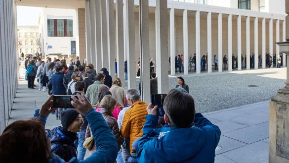 Eine Warteschlange bildete sich vor dem Eingang des Pergamonmuseums. - © Joerg Carstensen/dpa