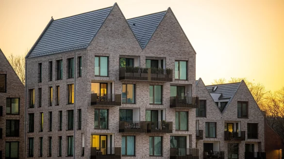 Besonders in den Großstädten ist Wohnraum knapp und die Mieten steigen unentwegt. - © Sina Schuldt/dpa