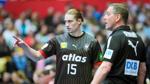 Juri Knorr (l) gehört bei der Handball-WM bisher zu den Aktivposten im deutschen Team. - © Sören Stache/dpa
