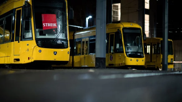 Pendlerinnen und Pendler müssen sich am Freitag in sechs Bundesländern auf Verspätungen und Ausfälle im Nahverkehr einstellen. - © Fabian Strauch/dpa/dpa-tmn