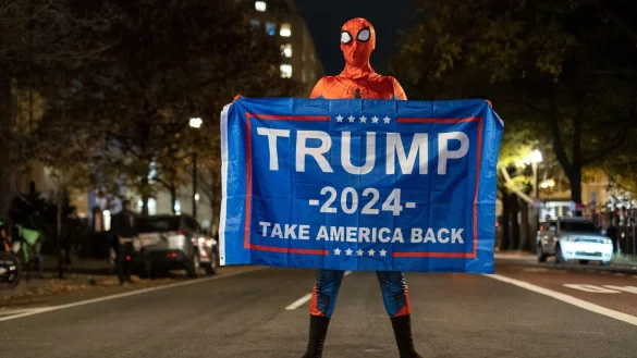 Trump-Unterst&uuml;tzer im Spider-Man-Kost&uuml;m mit einem Trump-Transparent am Tag der US-Pr&auml;sidentschaftswahl 2024 in Washington. - &copy; Probal Rashid/ZUMA Press Wire/dpa
