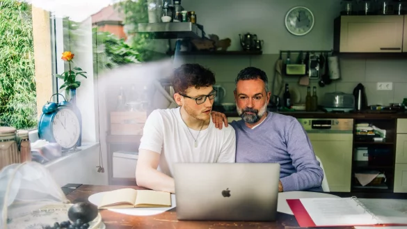 Stimmt das? KI macht es mitunter schwerer, Onlinebewertungen zu durchschauen. - &copy; Zacharie Scheurer/dpa-tmn
