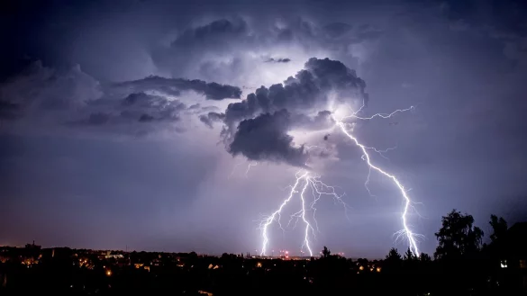 Bei hoher Spannung entl&auml;dt sich die Energie in Form eines Blitzes - wie hier bei G&ouml;rlitz. (Archivbild) - &copy; Florian Gaertner/dpa-Zentralbild/dpa-tmn
