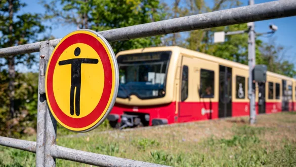 Zwei Menschen kamen beim Surfen auf einer S-Bahn ums Leben. - © Fabian Sommer/dpa