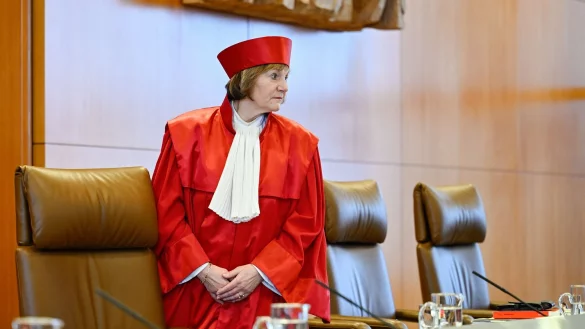 Die Kläger sind gescheitert, der Soli darf vorerst weiter erhoben werden. - © Uwe Anspach/dpa