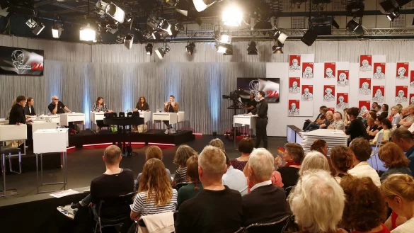 Die Schreibtalente stellen sich einer kritischen Jury und dem Live-Publikum. - &copy; Gerd Eggenberger/APA/dpa