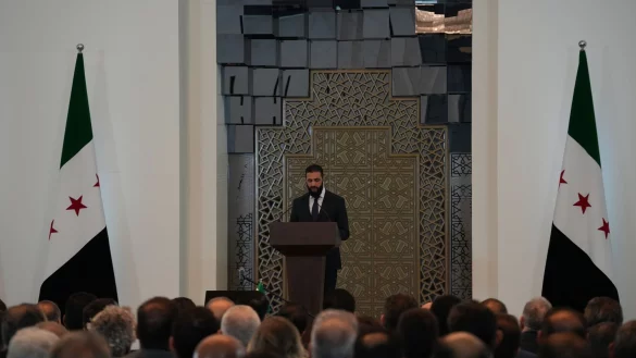 Syriens Übergangspräsident Scharaa stellt eine neue Regierung vor. - © Moawia Atrash/dpa