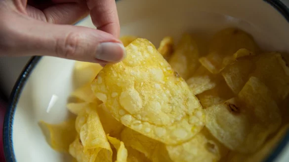 Chips geh&ouml;ren zu den beliebtesten Snacks bei Verbrauchern in Deutschland - manche essen sie auch im Bett. (Archivfoto) - &copy; Daniel Karmann/dpa