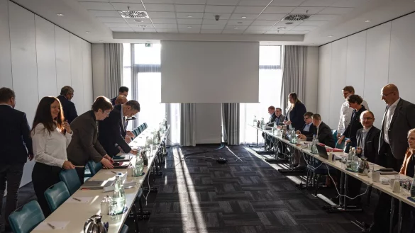 Die Eisenbahn- und Verkehrsgewerkschaft (EVG) und die Deutsche Bahn treffen sich zur zweiten Verhandlungsrunde in Berlin. - &copy; Hannes P. Albert/dpa