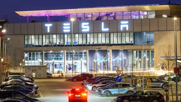 Mit den Neuzulassungen geht es bei Tesla steil bergab. - © Patrick Pleul/dpa