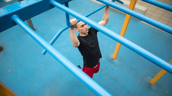 Wie komme ich jetzt da hoch? Um Klimmzüge zu schaffen, müssen Hobby-Sportlerinnen und -Sportler erst einmal Kraft aufbauen. - © Christin Klose/dpa-tmn