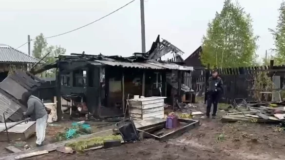 Ein Beamter des russischen Ermittlungskomitees dokumentiert den Schauplatz eines Massenmordes an Teenagern in der Stadt Baikalsk. Bei einem Messerangriff während einer Geburtstagsfeier wurden vier Jugendliche getötet und vier weitere verletzt. Der mutmaßliche Angreifer starb im Feuer. - © Russian Investigative Committee/TASS via ZUMA Press/dpa