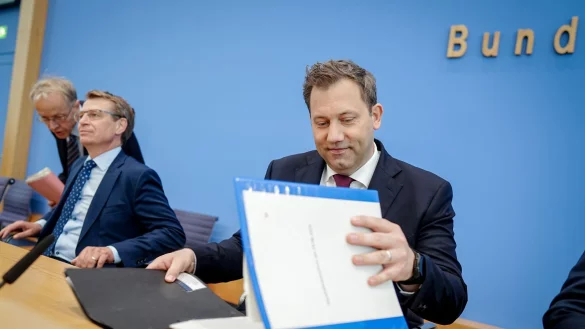 Finanzminister Klingbeil stellt seine Etatpläne in Berlin vor. - © Kay Nietfeld/dpa