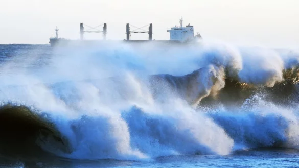 Erwartet werden etwa hohen Wellen, die k&uuml;stennahe Stra&szlig;en und H&auml;user treffen k&ouml;nnen. (Archivbild) - &copy; Owen Humphreys/PA Wire/dpa