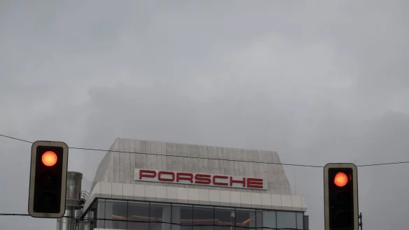 Porsche setzt den Rotstift an - und will rund 1.900 Stellen streichen. - © Marijan Murat/dpa