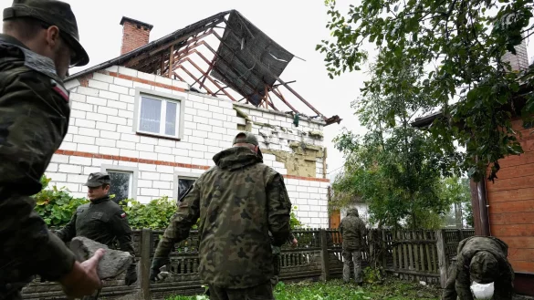 Die Bilder vom besch&auml;digten Dach des Hauses im ostpolnischen Dorf Wyryki gingen um die Welt. (Archivbild) - &copy; Czarek Sokolowski/AP/dpa