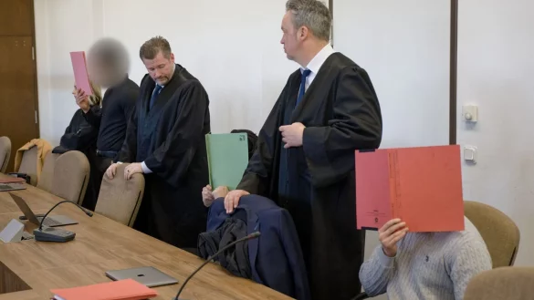 Alle Angeklagten machten von ihrem Schweigerecht Gebrauch. - © Henning Kaiser/dpa