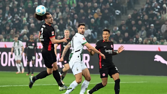 Tim Kleindienst erzielt die Gladbacher Führung gegen Frankfurt - © Federico Gambarini/dpa