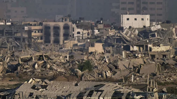 Wegen der katastrophalen Lage im Gazastreifen hat die EU-Kommission eine Einschränkung der Zusammenarbeit mit Israel vorgeschlagen. - © Leo Correa/AP/dpa