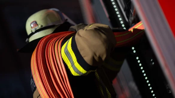 Die Feuerwehr verhinderte ein &Uuml;bergreifen der Flammen. (Symbolbild) - &copy; Marijan Murat/dpa