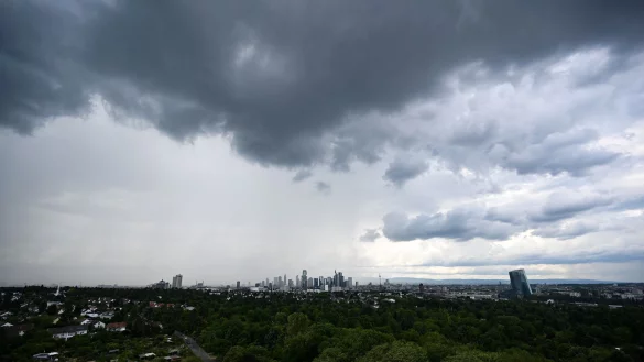 Regen zieht ab Sonntag in Deutschland auf. (Archivbild) - © Arne Dedert/dpa