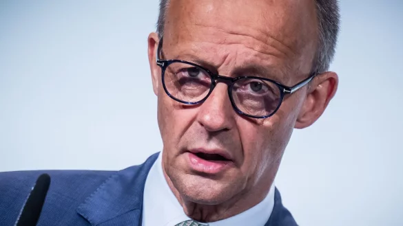 Bundeskanzler Merz hat gute Erinnerungen an seine Wehrdienstzeit. (Archivfoto) - &copy; Michael Kappeler/dpa