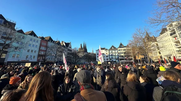 Auf dem Heumarkt in Köln demonstrieren mehrere 1.000 Menschen gegen eine Zusammenarbeit der CDU mit der AfD. - © Christoph Driessen/dpa