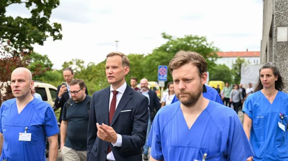 Hendrik Streeck (3. von rechts) mit Ärzten des Berliner Vivantes Klinikums am Urban - einem zentralen Krankenhaus, in das auch viele Drogenopfer kommen. - © Katharina Kausche/dpa