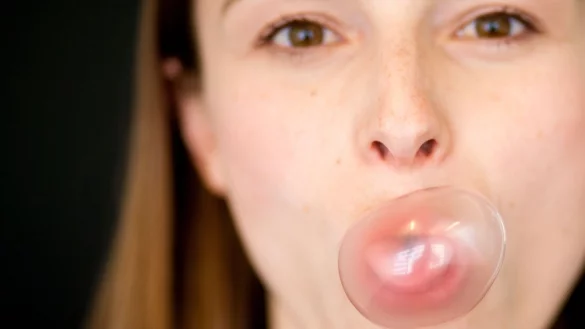 Ein Rauchstopp geht oft mit der Frage einher: Wie halte ich meinen Mund nun beschäftigt? Eine Idee: ein (Nikotin-)Kaugummi. - © Rolf Vennenbernd/dpa/dpa-tmn