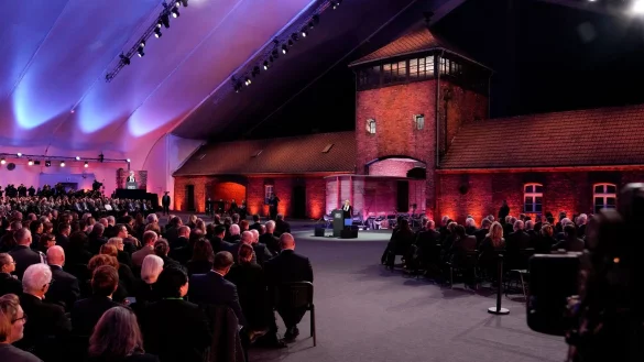 Die Holocaust-Überlebende Tova Friedman spricht bei Gedenkfeier zum 80. Jahrestag der Befreiung des ehemaligen deutschen Konzentrations- und Vernichtungslagers Auschwitz-Birkenau. (Foto aktuell) - © Czarek Sokolowski/AP/dpa