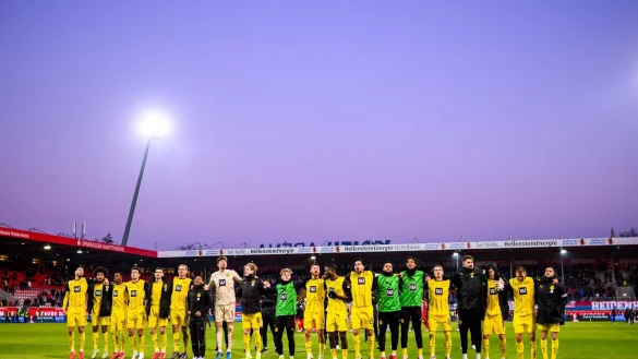 Gewannen am Samstag mit 2:1 in Heidenheim: Die Profis von Borussia Dortmund. - © Tom Weller/dpa