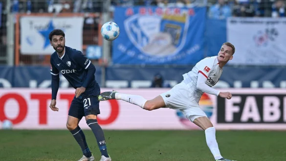 Gerrit Holtmann (l) will in Kiel endlich den ersten Auswärtssieg mit dem VfL Bochum holen. - © Anke Waelischmiller/dpa