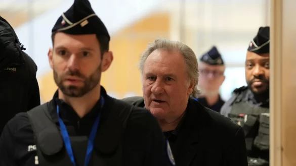 Depardieu soll laut medizinischem Gutachten nur sechs Stunden am Tag in der Anhörung sitzen. Das eigentlich für Oktober 2024 geplante Verfahren war wegen seines Gesundheitszustands verschoben worden. - © Aurelien Morissard/AP/dpa