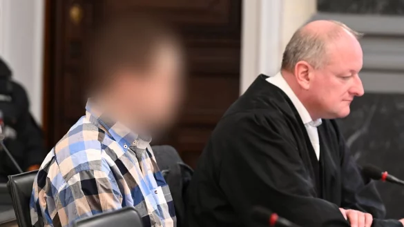 Wegen dreifachen Mordes zu lebenslanger Haft verurteilt: Ein 28-Jähriger hat in Tirpersdorf im Vogtland seine Mutter und seine Großeltern mit einer Axt erschlagen. (Archivbild) - © Elisa Schu/dpa