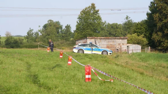 Die Polizei hat ein Gebiet nach dem Fund einer Leiche abgesperrt. - &copy; Thomas Frey/dpa