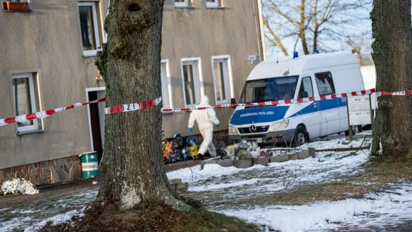 Die Polizei ist nach einer Gewaltattacke in einem Ortsteil von Casekow in der brandenburgischen Uckermark im Einsatz und sichert Spuren. - © Fabian Sommer/dpa