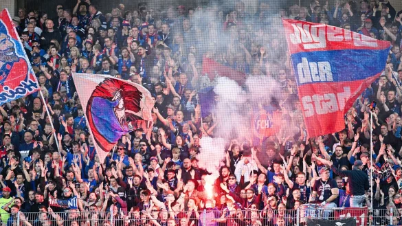 Die Heidenheimer Fans dürfen sich auf ein weiteres Bundesliga-Jahr freuen. - © Uwe Anspach/dpa