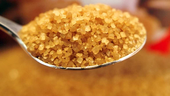 Brauner Zucker bringt eine Karamellnote ins Geb&auml;ck, eignet sich aber auch f&uuml;r Marinaden oder So&szlig;en. - &copy; Frank Rumpenhorst/dpa/dpa-tmn