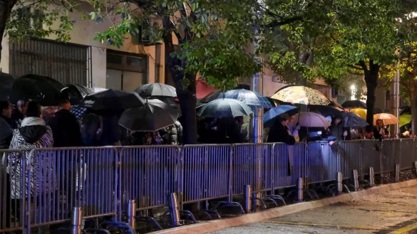 Trotz str&ouml;menden Regens demonstrierten hunderte aufgebrachte Montenegriner f&uuml;r ein strengeres Vorgehen gegen potenziell gef&auml;hrliche Waffenbesitzer. - &copy; Risto Bozovic/AP/dpa