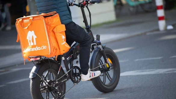 Der Lieferdienst Lieferando reduziert seine Fahrerflotte in Deutschland um rund ein F&uuml;nftel. (Archivbild) - &copy; Sebastian Gollnow/dpa