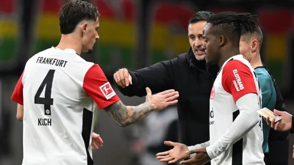 Frankfurts Abwehrchef Robin Koch musste gegen Leverkusen erneut angeschlagen ausgewechselt werden. - © Arne Dedert/dpa