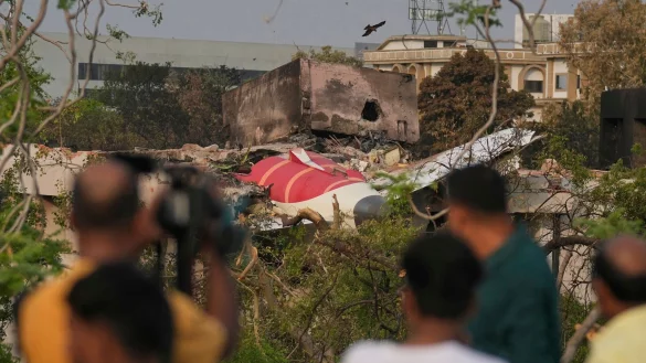 Das Flugzeug war kurz nach dem Start in ein Wohngebiet gestürzt. (Archivbild) - © Rafiq Maqbool/AP/dpa