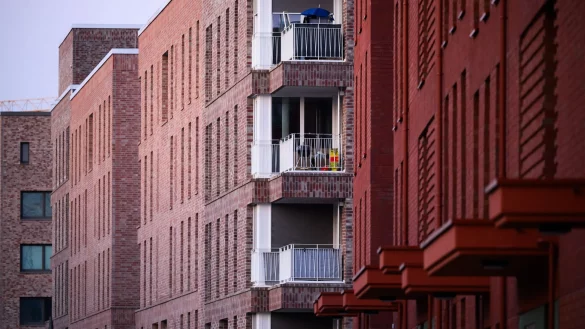 Die Preise für Immobilien haben im vierten Quartal 2024 in den meisten Gegenden Deutschlands weiter zugelegt. - © Julian Stratenschulte/dpa