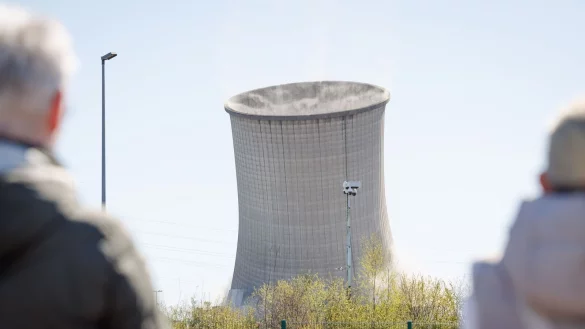 Der K&uuml;hlturm des ehemaligen Kohlekraftwerks Ibbenb&uuml;ren kurz vor dem Fall. Auf dem Gel&auml;nde soll bis 2031 eine Konverterstation f&uuml;r Windstrom aus der Nordsee entstehen. - &copy; Friso Gentsch/dpa