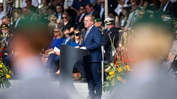 Verteidigungsminister Boris Pistorius (SPD) erinnert vor Bundeswehrrekruten an den 20. Juli 1944. - © Christophe Gateau/dpa