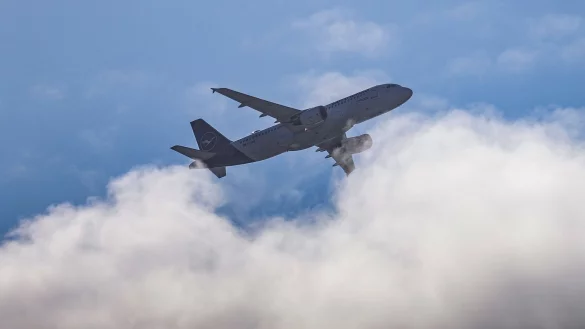 Wie kann ein Passagier die Umweltauswirkungen des Fliegens kompensieren? - © Robert Michael/dpa