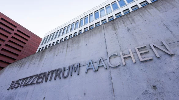 Ein verbeamteter Lehrer hat keinen Anspruch auf eine h&ouml;here Besoldung, weil er vor der T&auml;tigkeit an der Schule Cocktailkurse gegeben hat. - &copy; Rolf Vennenbernd/dpa