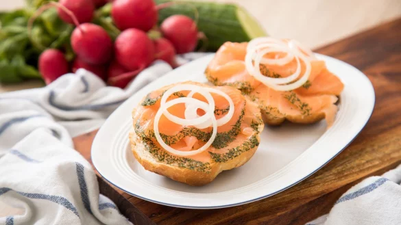 Der Eindruck täuscht: Graved Lachs wird gar nicht geräuchert, sondern ausschließlich gebeizt - das heißt mit Zucker, Salz und Gewürzen eingerieben. - © Christin Klose/dpa-tmn